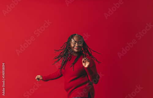 Murais de parede Excited black woman dancing and whipping her dreadlocks