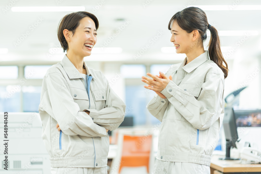 © ponta1414 - 笑顔で話をする作業着を着た日本人女性二人