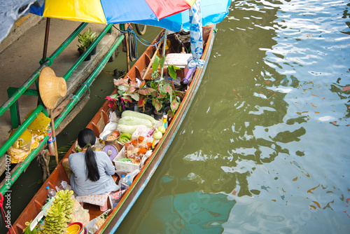 タイ・バンコク郊外の水上マーケット © Daichi