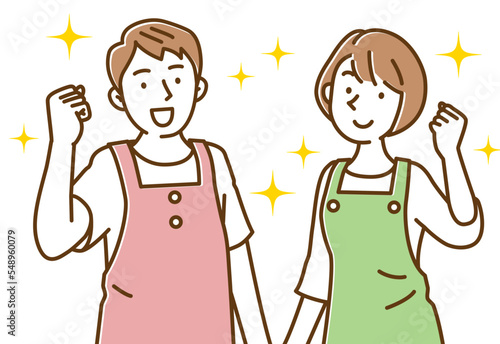 エプロン姿でガッツポーズする若い男女