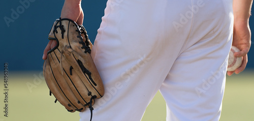 Foto Baseball pitcher ready to pitch in baseball game, college softball player
