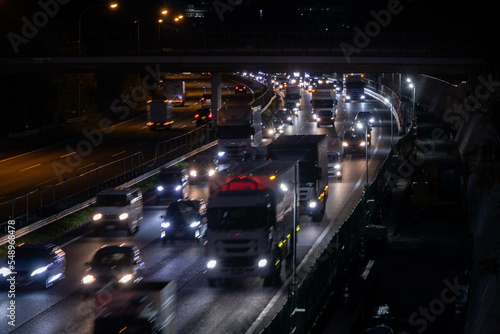 夕闇の高速道路