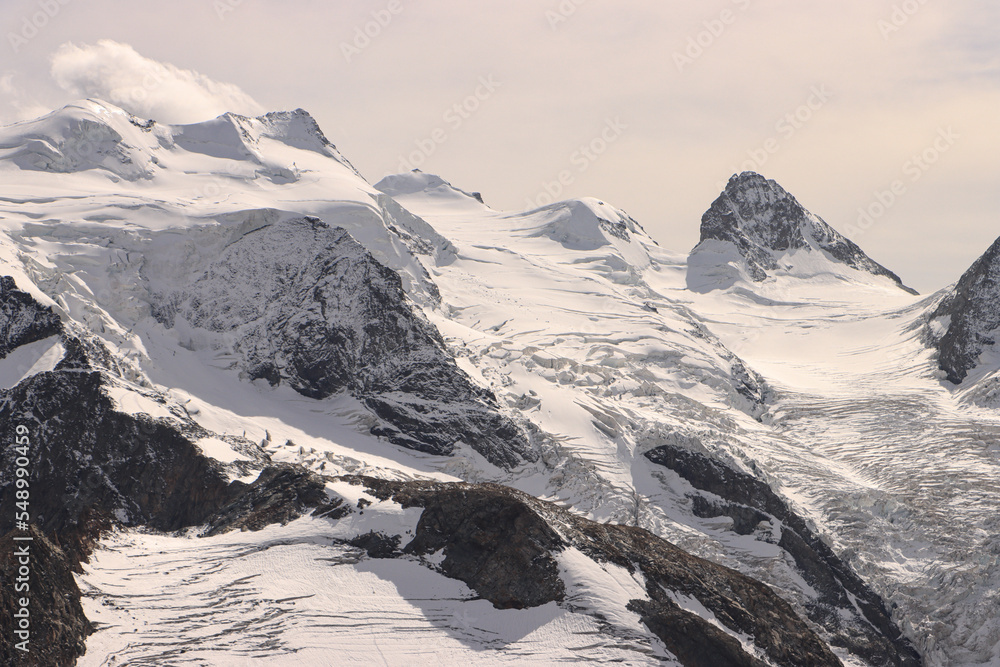 Alpengipfel im Fokus; Piz Bellavista (3922m) und Crast' Agüzza (3854m) im September 2022 vom Munt Pers gesehen