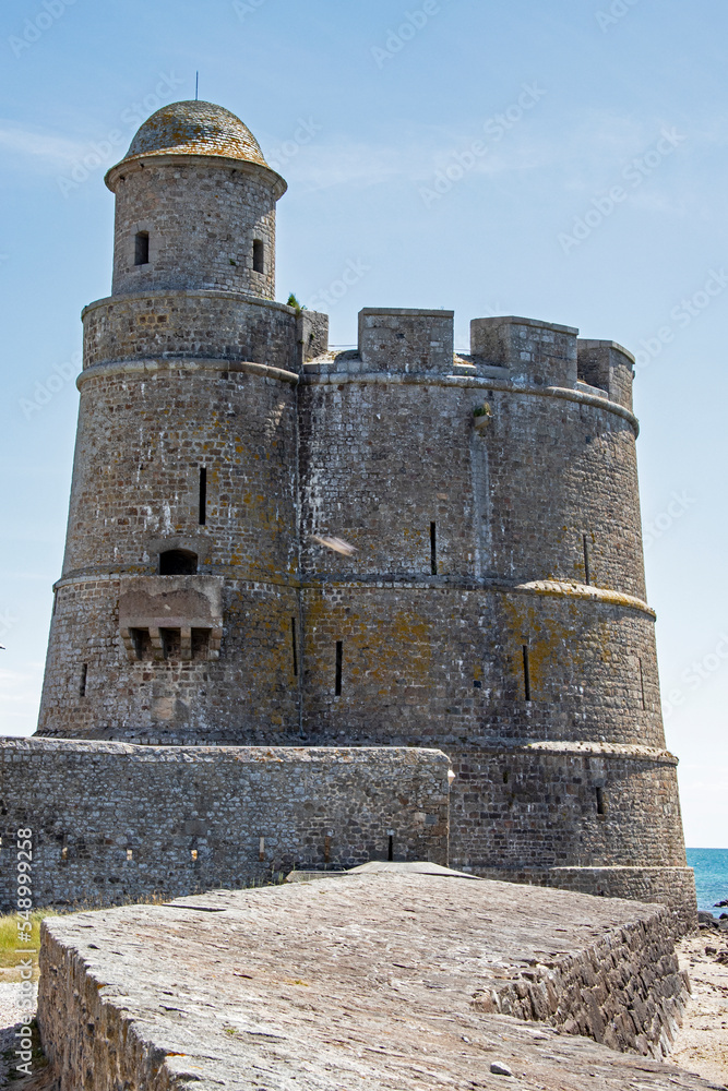 Saint-Vaast-la-Hougue. Le fort construit sur l'île de Tatihou face à la ville Manche. Normandie