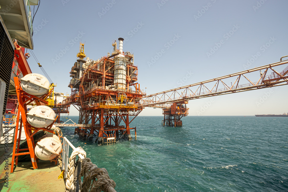 Seapup Rig Silhouette, Offshore Jack Up Rig in The Middle of The Sea at Sunset ...