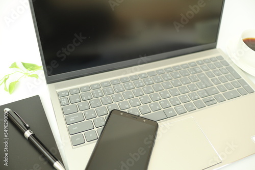 ノートパソコンで仕事をするイメージ