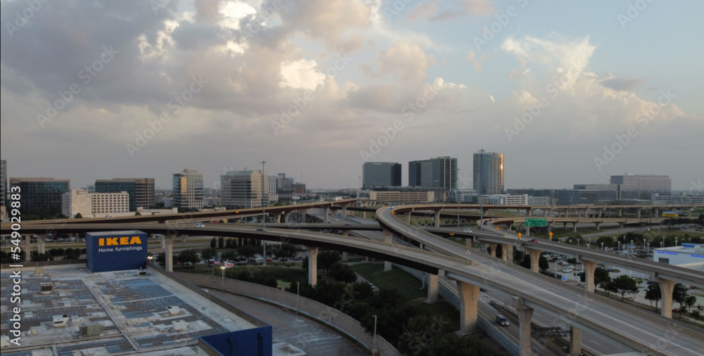 Foto de Ikea building by the Dallas North Tollway (Highway) in Plano do