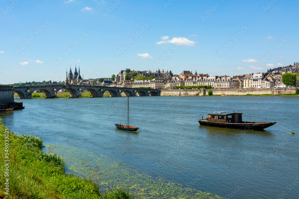 Fototapeta premium Blois. Vue sur la Loire avec ses bateaux traditionnels. Loir et Cher . Centre Val de Loire. France