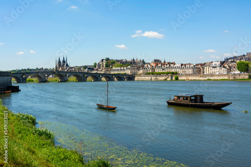  Blois. Vue sur la Loire avec ses bateaux traditionnels. Loir et Cher . Centre Val de Loire. France photo