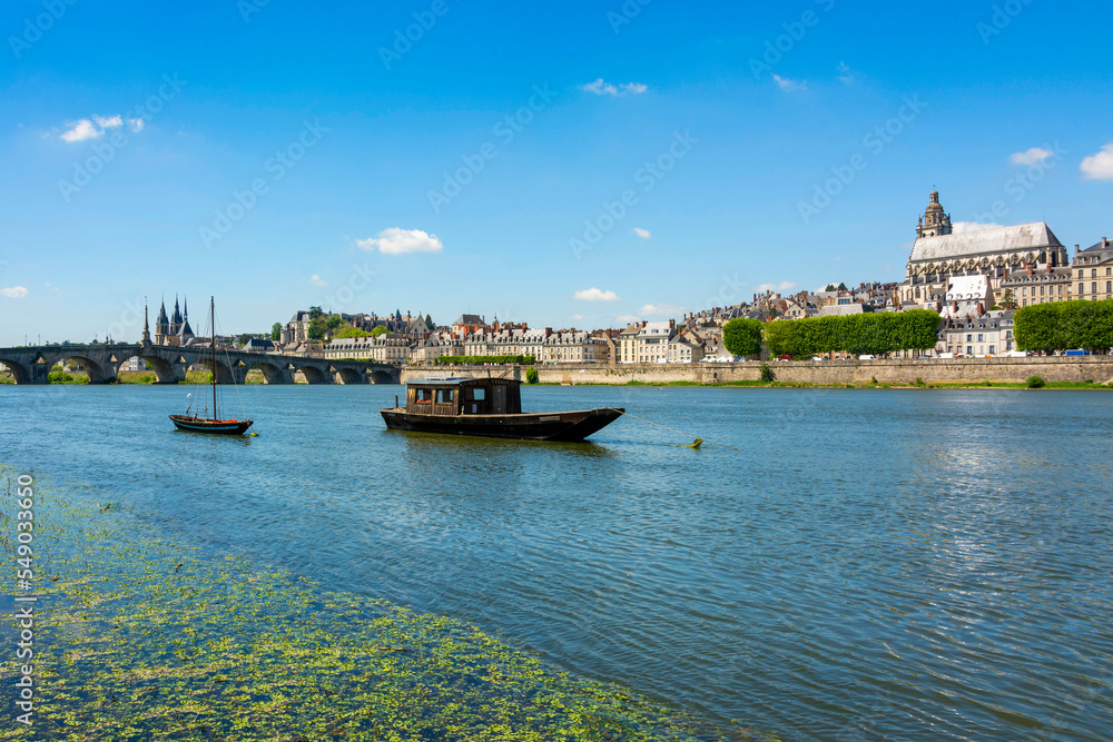   Blois. Vue sur la Loire avec ses bateaux traditionnels. Loir et Cher . Centre Val de Loire. France