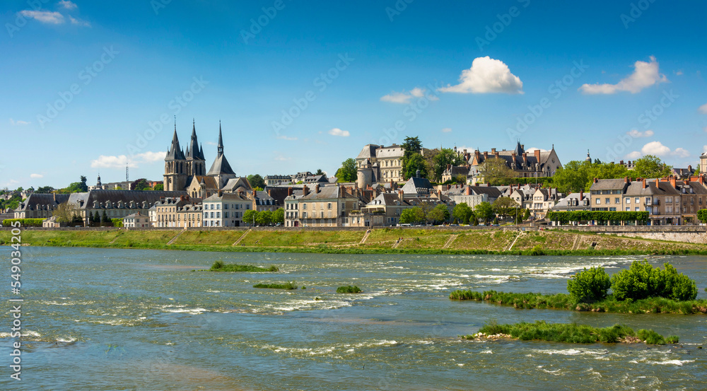   Le fleuve Loire au pied de la ville de Blois. Loir et Cher . centre Val de Loire. France