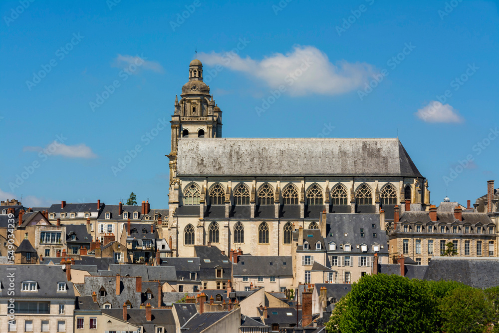   Vue sur la cathédrale Saint Louis de Blois  Loir et Cher . Centre Val de Loire. France