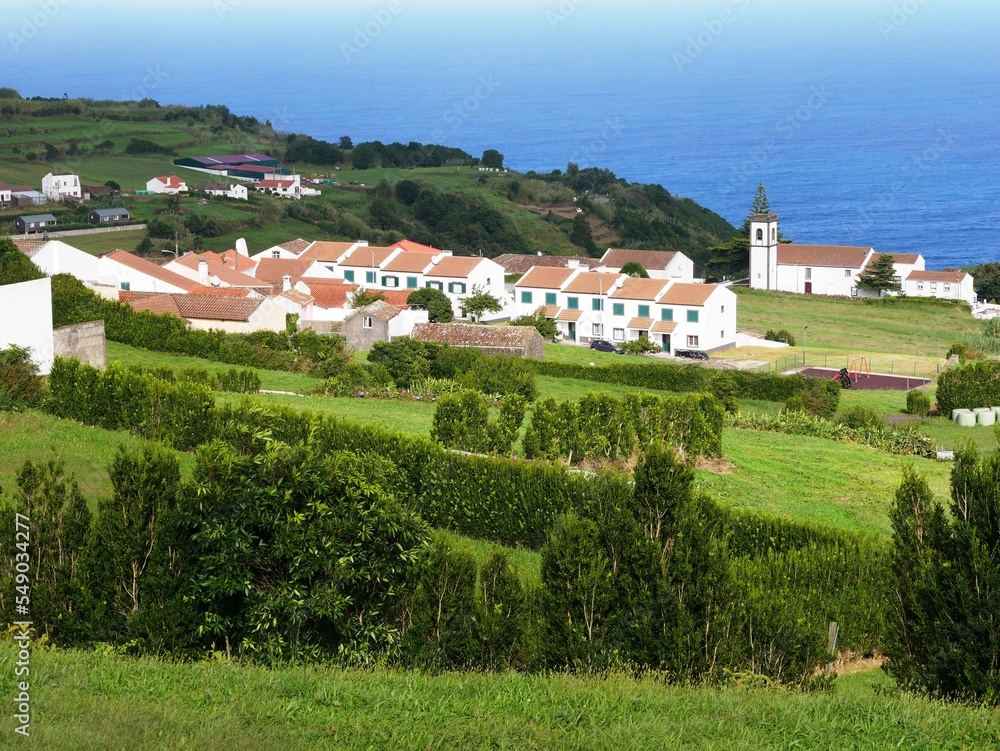Nordestinho et église catholique Santo Antonio vue sur l'océan Atlantique sur l'île de Sao Miguel aux Açores. Portugal