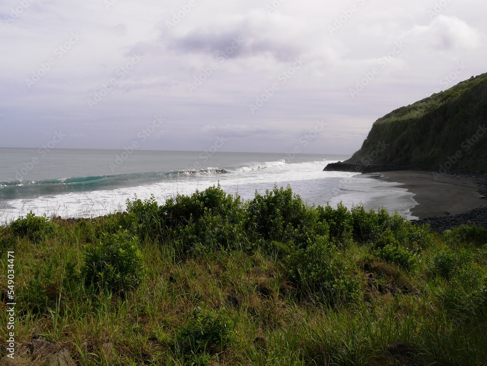 Fototapeta premium Plage basaltique sur l'océan Atlantique de Lombo Gordo sur l'île de Sao Miguel aux Açores. Portugal