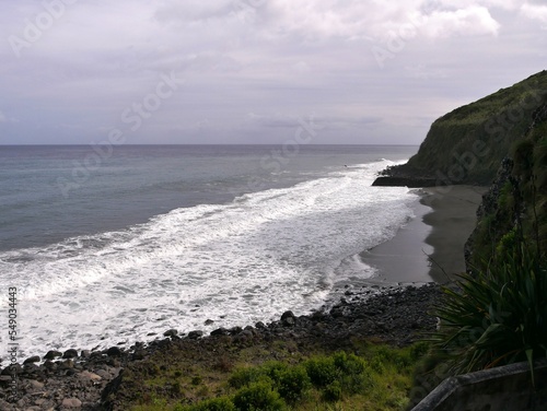 Plage basaltique sur l'océan Atlantique de Lombo Gordo sur l'île de Sao Miguel aux Açores. Portugal