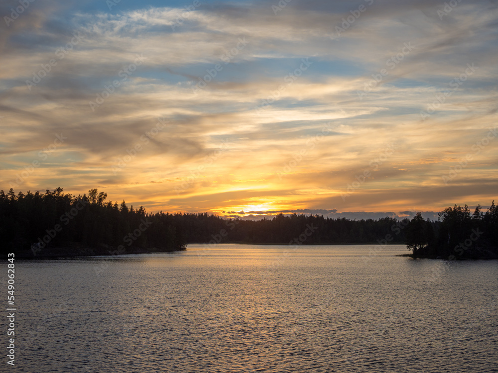 Naklejka premium bright dramatic sunset