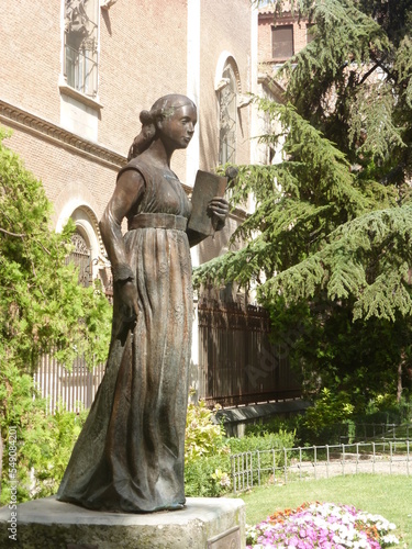 Quadro em tela ESTATUA DE CATALINA DE ARAGÓN  JUNTO AL PALACIO ARZOBISPAL DE ALCALÁ DE HENARES
