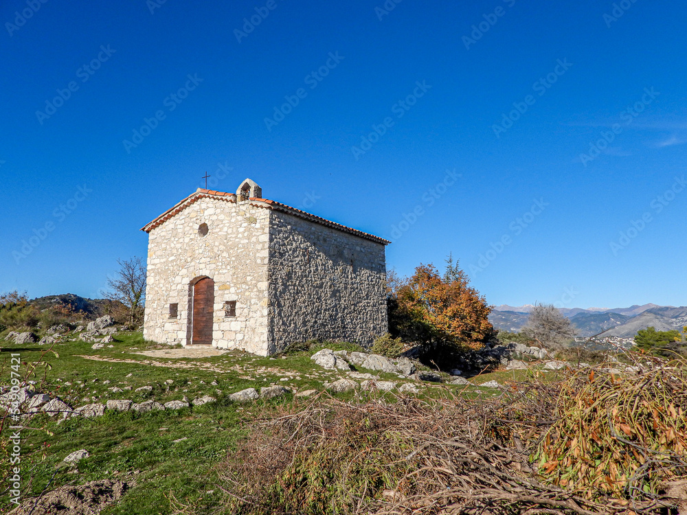 Fototapeta premium Chapelle Saint Joseph dans les lueurs d'un soleil couchant au milieu des ruines de Châteauneuf Villevieille dans l'arrière pays de Nice dans le Sud de la France