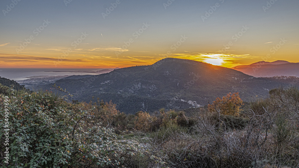 Paysage de montagne à l'automne dans l'arrière pays de Nice avec les sommets du Mercantour et un coucher de soleil sur la mer et la baie des anges