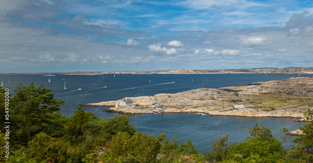 Insel Marstrand und die Festung Carlsten.
Felsige Küstenlandschaft in Schweden. Insel Marstrand und die Festung Carlsten.
Felsige Küstenlandschaft in Schweden.
