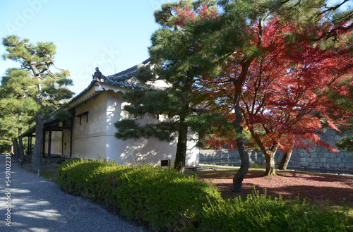 秋の二条城　土蔵とと紅葉　京都市中京区 © ogurisu