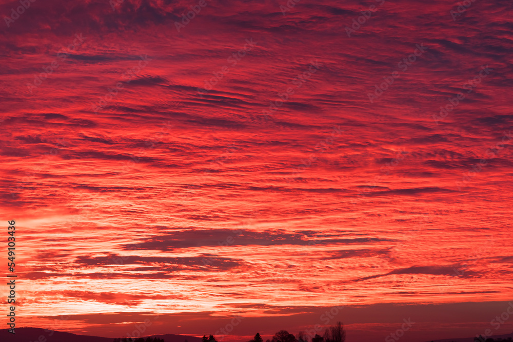 Ogniście czerwony zachód słońca na zachmurzonym niebie nad Górami Świętokrzyskimi . - obrazy, fototapety, plakaty 