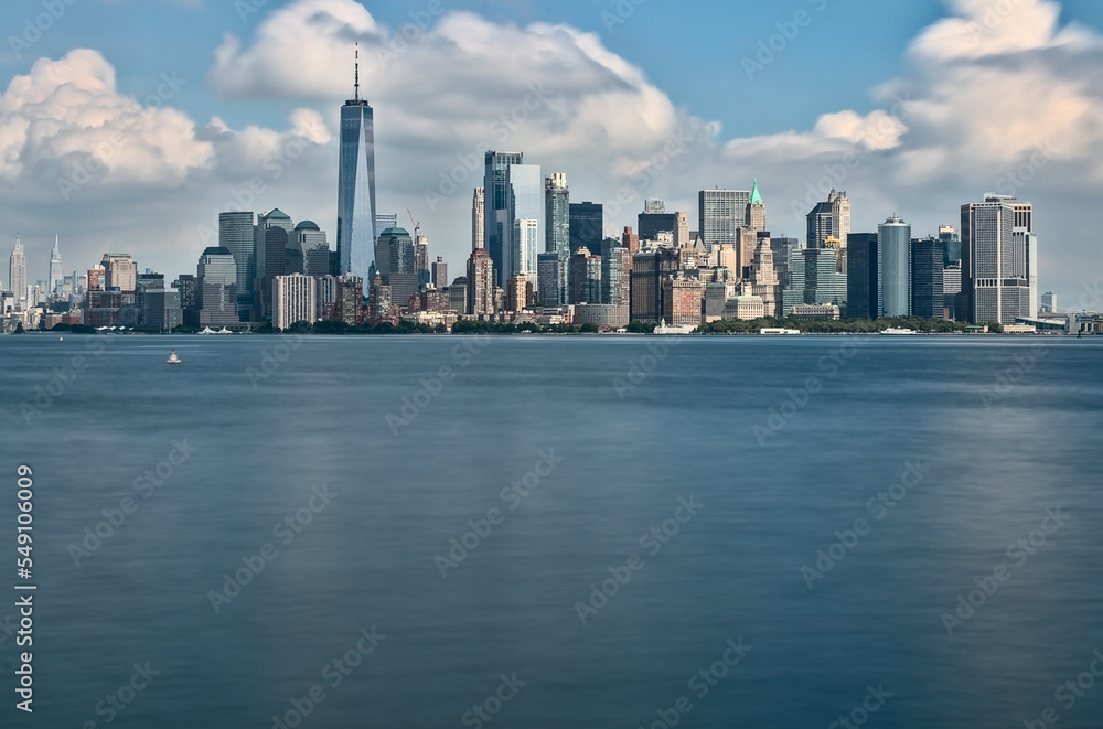 Obraz premium long exposure photography of the Manhattan skyline taken from the Liberty island