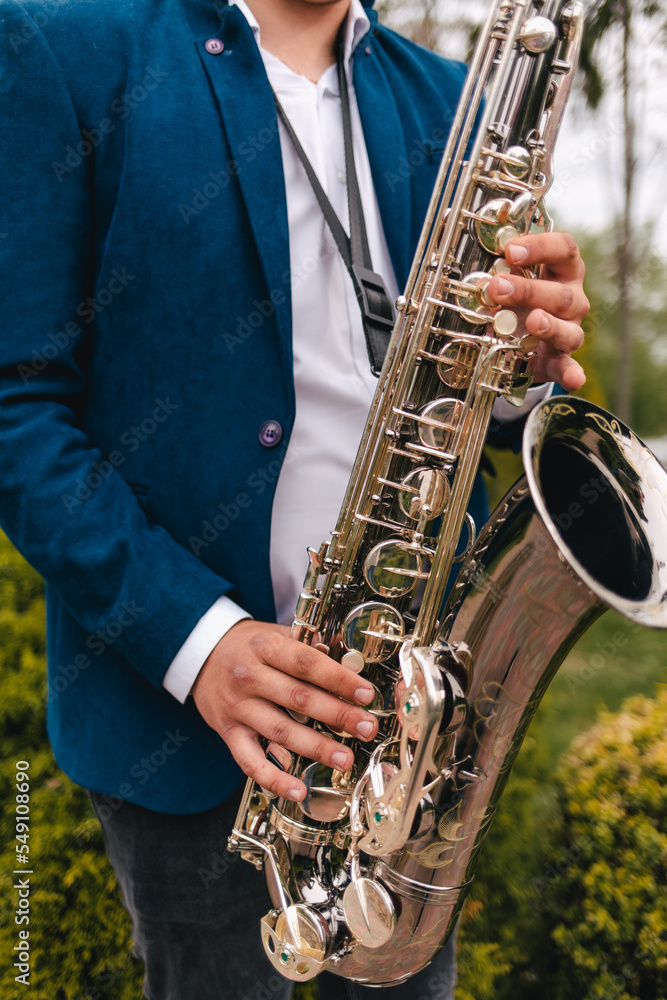 Obraz premium person playing the saxophone