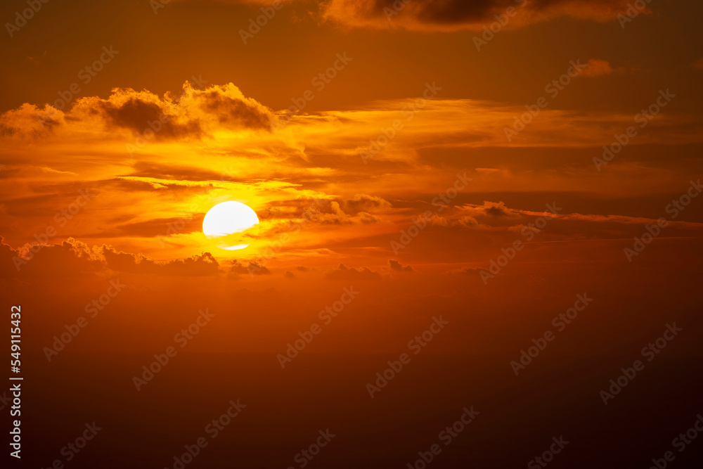 Obraz premium Dramatic colorful sunset sky with clouds over the sea