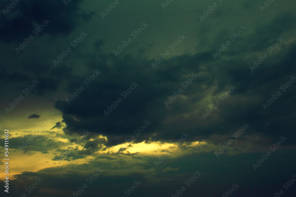 cielo con nubes dramático y colorido en puesta de sol lluviosa cielo con nubes dramático y colorido en puesta de sol lluviosa