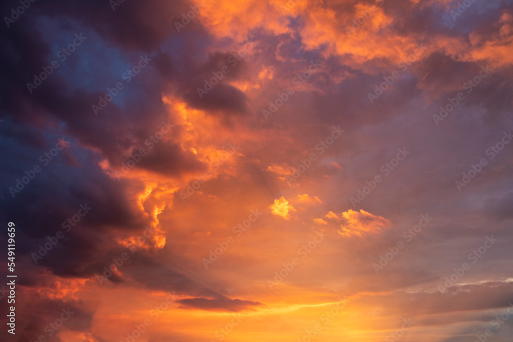 cielo con nubes dramático y colorido en puesta de sol lluviosa