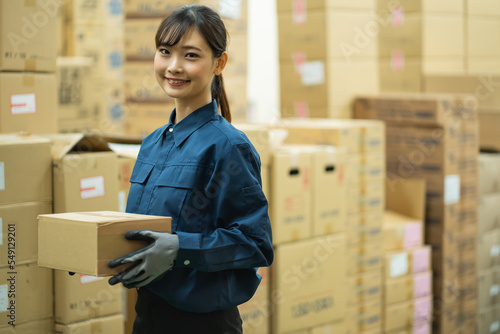 Obraz na płótnie 倉庫内作業をする日本人女性