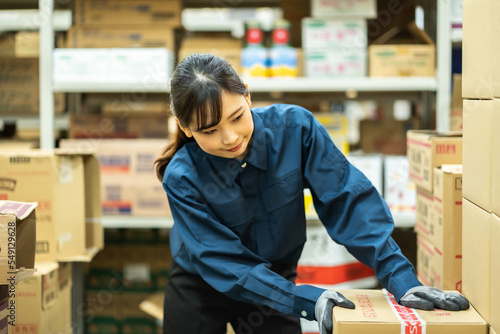 倉庫内作業をする日本人女性
