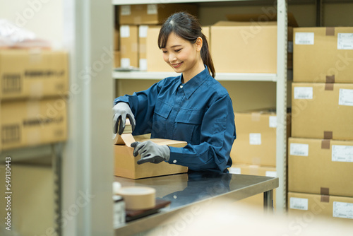 Obraz na płótnie 倉庫内作業をする日本人女性