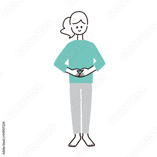 お腹に両手を当てている成人女性全身