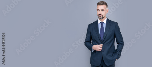 Obraz na płótnie confident businessman man in businesslike suit, copy space, ceo