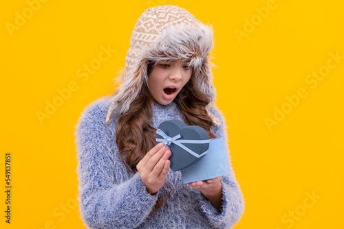 Fotografie, Obraz shocked teen girl wear earflap hat with purchase ox on yellow background, valent