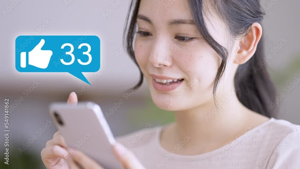 スマートフォンを操作をする若い女性　グッドイメージ