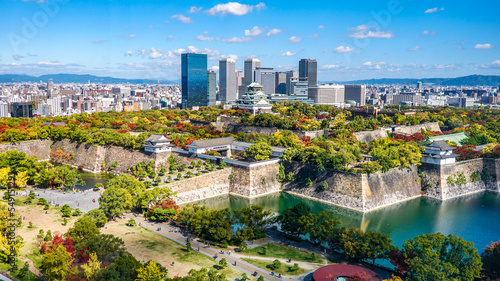 秋晴れの大阪城と大阪ビジネスパーク