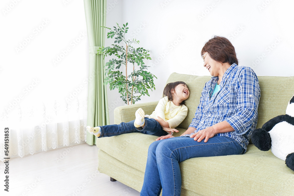 おばあちゃんと遊ぶ子ども おばあちゃんと遊ぶ子ども