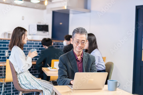 カフェで仕事をする中年男性