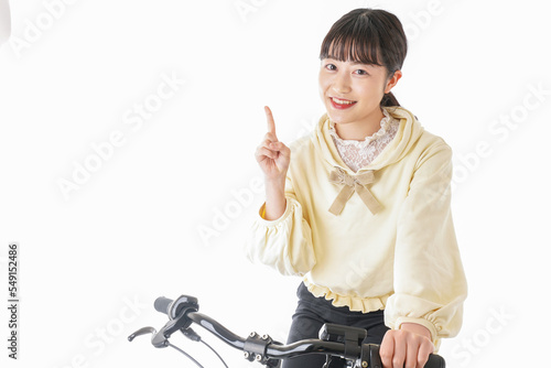 自転車を運転する若い女性
