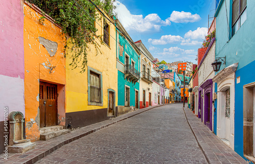 Canvastavla Guanajuato, Mexico, Scenic cobbled streets and traditional colorful colonial arc
