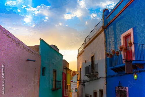 Fotografiet Guanajuato, Mexico, Scenic cobbled streets and traditional colorful colonial arc
