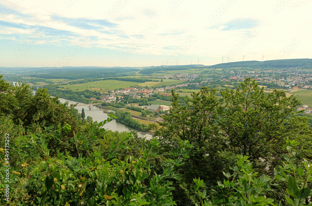 Obraz premium Blick auf die Mosel und Perl von einer Anhöhe oberhalb von Schengen, Luxemburg, am Rande des Premium-Wanderwegs Traumschleife 