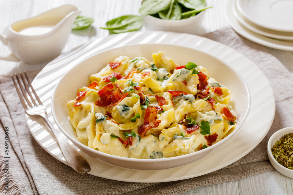 ricotta spinach tortellini in creamy cheese sauce ricotta spinach tortellini in creamy cheese sauce