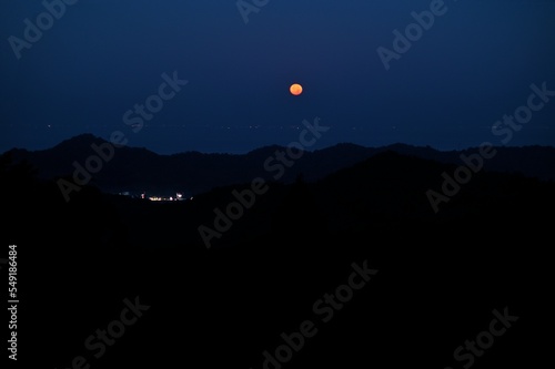 夜と朝の間の青と赤の世界