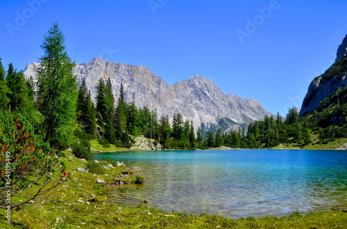 Bergsee vor Bergmassiv im Sommer, Zugspitze in den Alpen, Bayern und Tirol