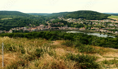 Blick auf Sierck-les-Bains an der Mosel mit dem dortigen Schloss in Lothringen, Frankreich am Rande des Premium-Wanderwegs Traumschleife 