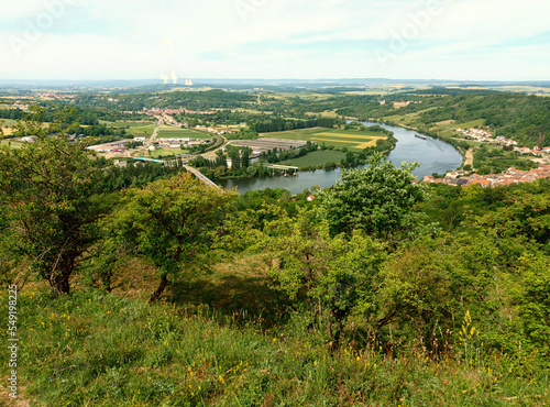 Fotografering Die Mosel bei Sierck-les-Bains an der Grenze Luxemburg - Frankreich mit dem Atomkraftwerk Cattenom im Hintergrund am Rande des Premium-Wanderwegs Traumschleife Schengen grenzenlos